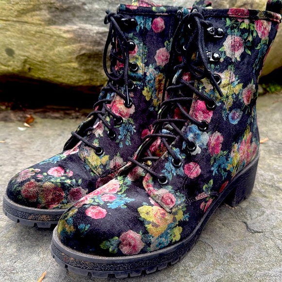 MADDEN GIRL ELOISEE BLACK FLORAL VELVET LACE UP COMBAT BOOTS -8.5 -π€π₯ - Picture 2 of 12